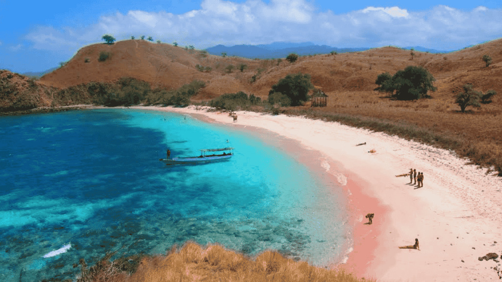 Pink Beach Labuan Bajo